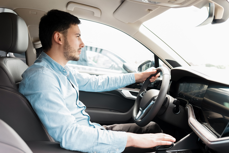 Hombre-conduciendo-coche